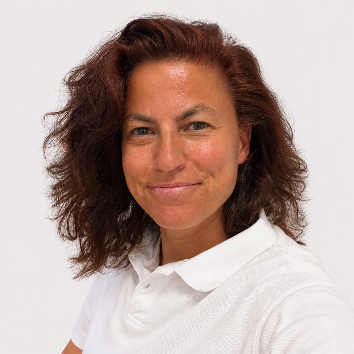 Daša in a white clinic polo at Dashable